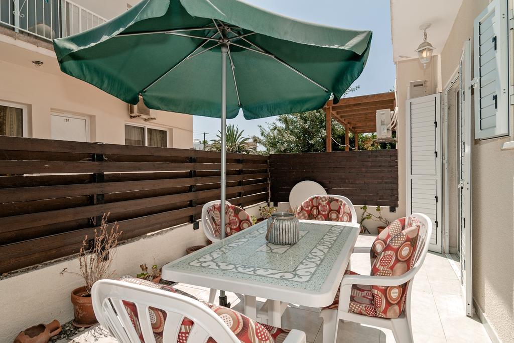 Sue'S Apartment Paphos Exteriör bild
