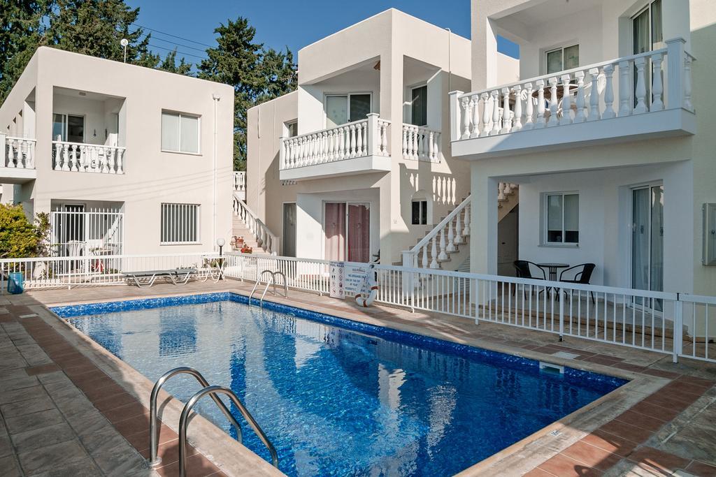 Sue'S Apartment Paphos Exteriör bild